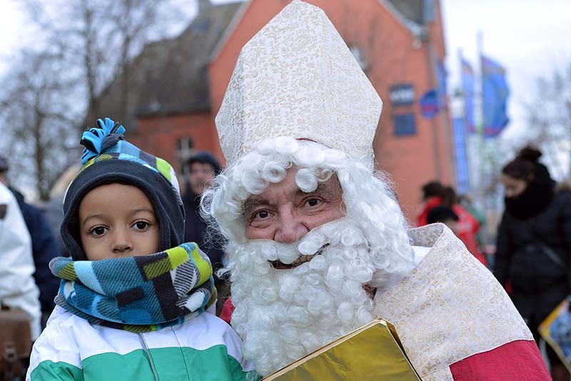 Nikolaus Kind auf Arm